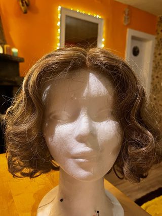 Peluca artesanal castaña ondulada