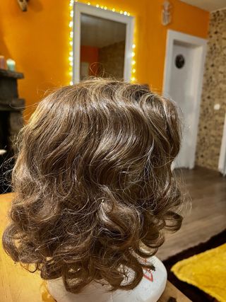 Peluca artesanal castaña ondulada