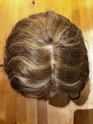 Peluca artesanal castaña ondulada