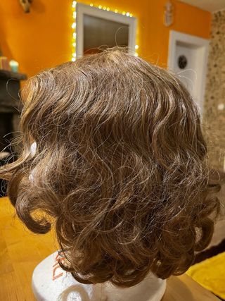 Peluca artesanal castaña ondulada