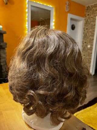 Peluca artesanal castaña ondulada