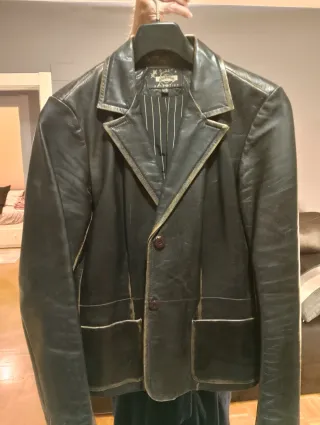 Americana de cuero negra