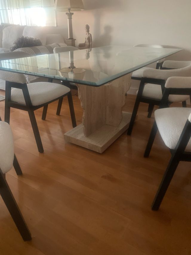 Tavolo da pranzo in cristallo e pietra di marmo beige