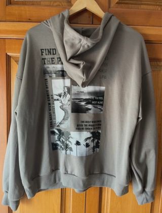 Sudadera beige con estampado gráfico