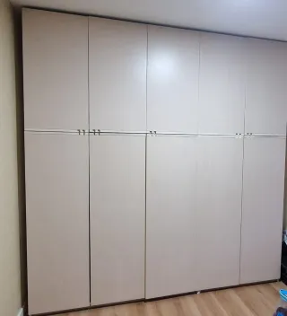 Armario de madera beige de 251x60 cm Altura 260cm