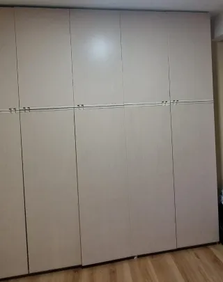 Armario de madera beige de 251x60 cm Altura 260cm