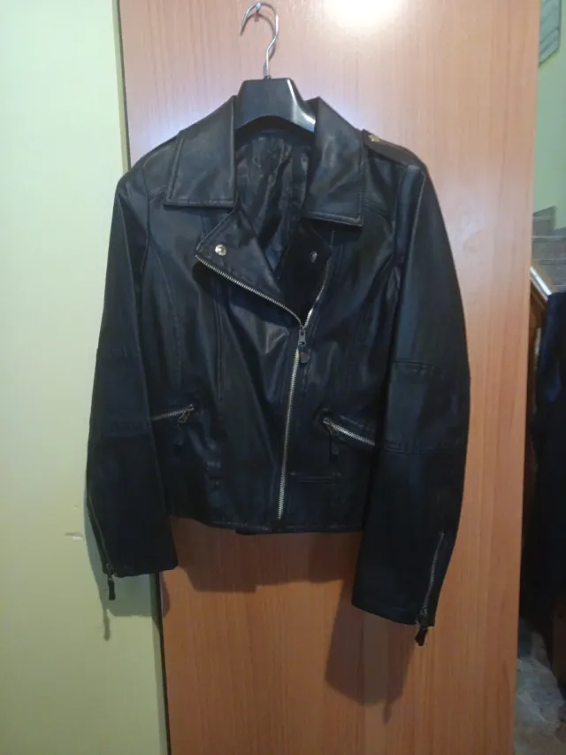 Cazadora efecto piel negra