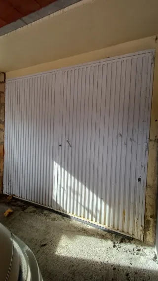 Puerta de garaje de hierro