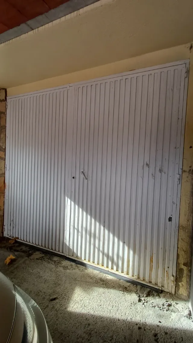 Puerta de garaje de hierro