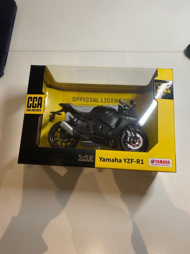 Miniatura Moto Yamaha YZF-R1 1:12