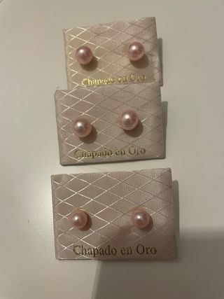 Pendientes perla rosa y dorados.