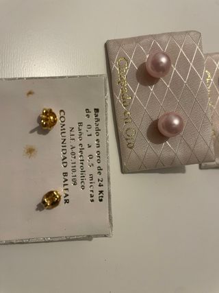 Pendientes perla rosa y dorados.