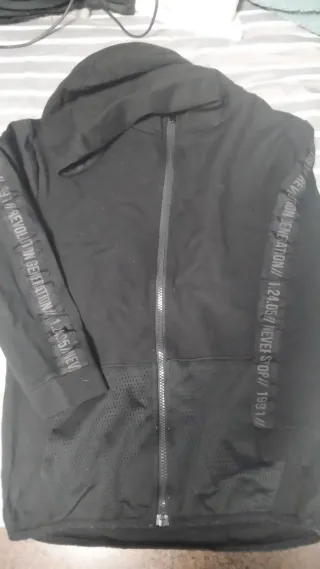 Sudadera negra con capucha y cremallera