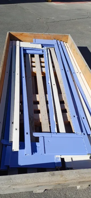 Estanterías metálicas blancas