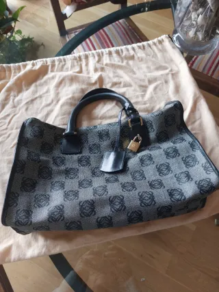 Amazona Loewe  clasico Negro y Gris