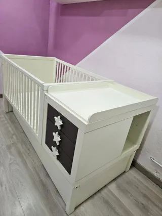 Cuna convertible con cajones y cambiador