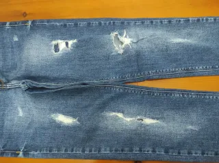 Pantalón vaquero desgastado azul