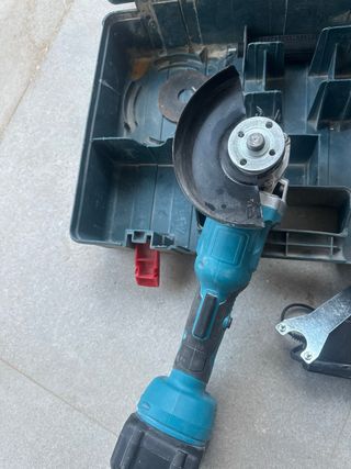 Amoladora a batería con cargador y baterías de 21