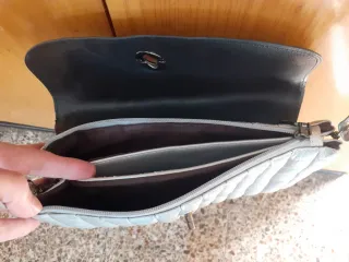 BOLSO ELEGANTE DE HOMBRO DE MUJER. ESTA USADO PERO