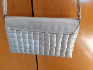 BOLSO ELEGANTE DE HOMBRO DE MUJER. ESTA USADO PERO