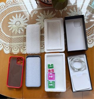Caja iPhone 13 Pro Max y fundas y un protector