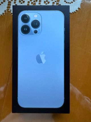 Caja iPhone 13 Pro Max y fundas y un protector