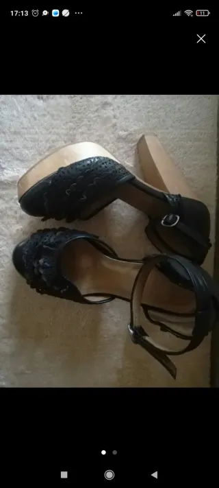 Zapatos de tacón de madera negros