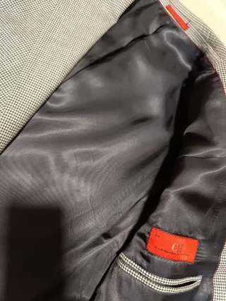 Americana Carolina Herrera gris con coderas