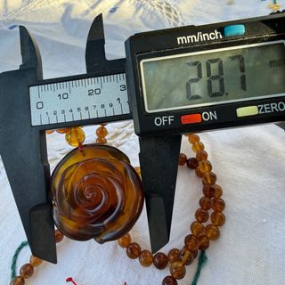 Collar de ámbar con colgante de rosa