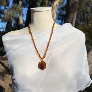 Collar de ámbar con colgante de rosa