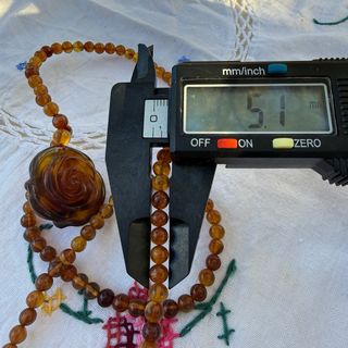 Collar de ámbar con colgante de rosa