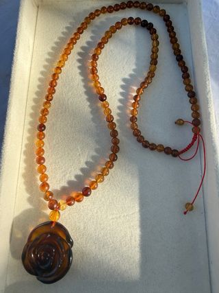Collar de ámbar con colgante de rosa