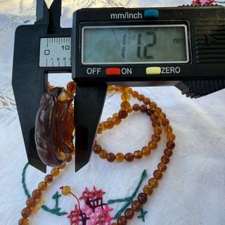 Collar de ámbar con colgante de rosa