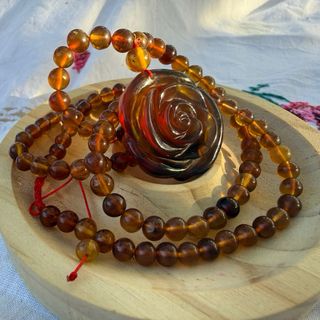 Collar de ámbar con colgante de rosa