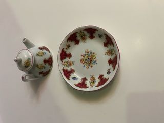 Piattino con teiera in porcellana