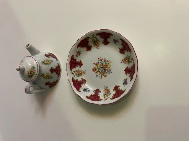 Piattino con teiera in porcellana