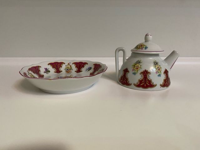 Piattino con teiera in porcellana