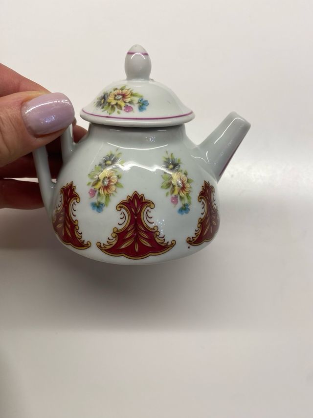 Piattino con teiera in porcellana