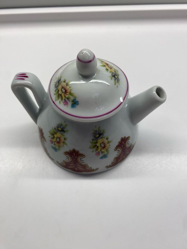 Piattino con teiera in porcellana