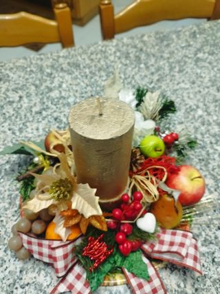 Centrotavola natalizio oro e rosso