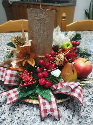 Centrotavola natalizio oro e rosso