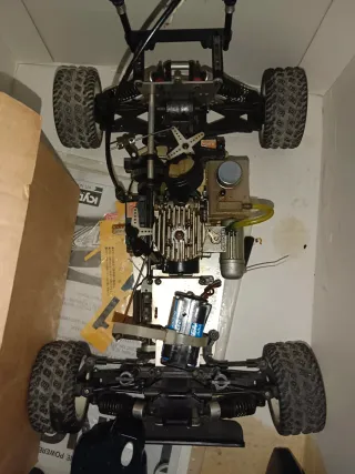 2 coches RC nitro , un kyosho y otro thunder Tiger