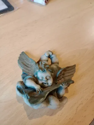 Anjo com instrumento musical