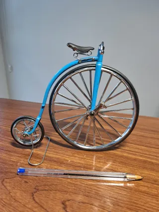 Bicicleta antigua monociclo azul