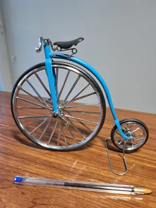 Bicicleta antigua monociclo azul