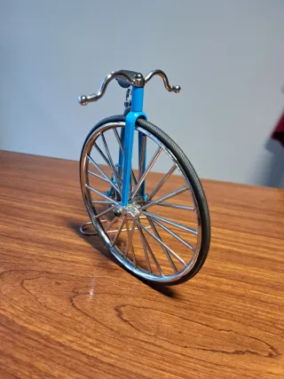 Bicicleta antigua monociclo azul