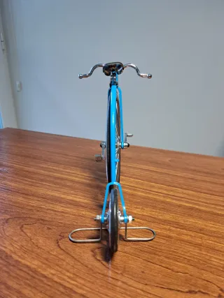 Bicicleta antigua monociclo azul