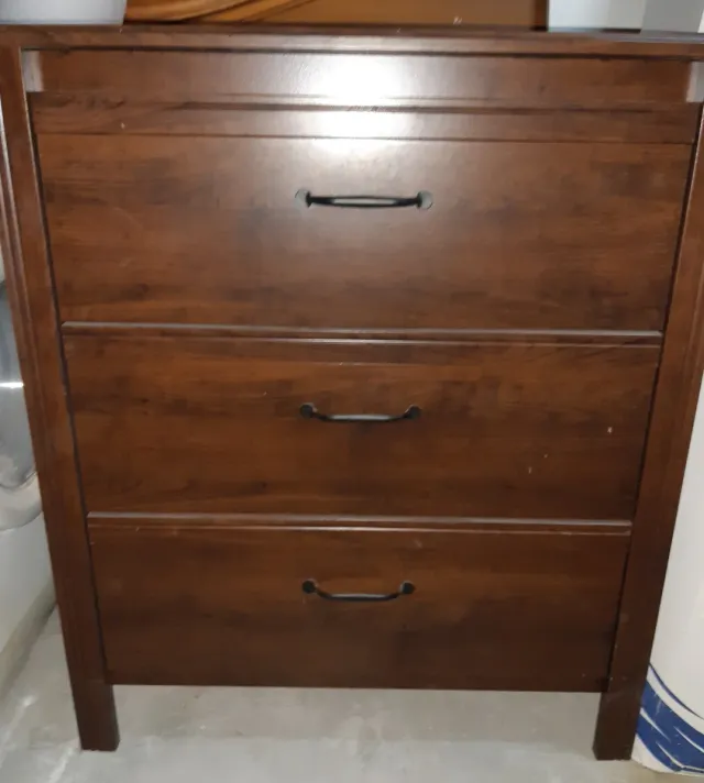 Cajonera de madera marrón con 3 cajones grandes