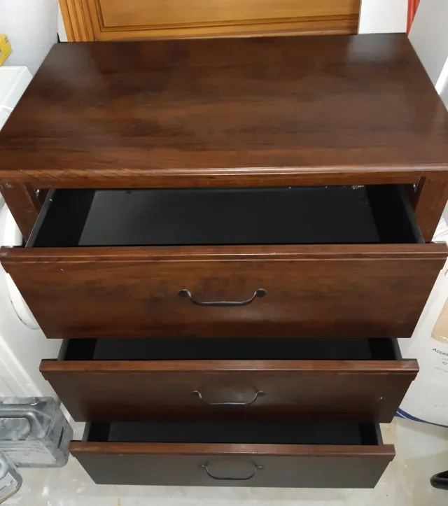 Cajonera de madera marrón con 3 cajones grandes