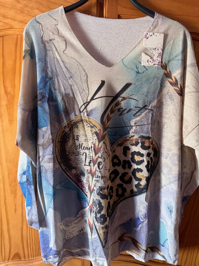 Jersey estampado corazón y plumas